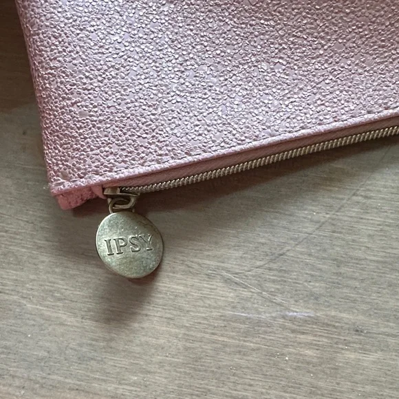 Ipsy Chic Rose Pink Textured Make Up Bag - Picture 2 of 4